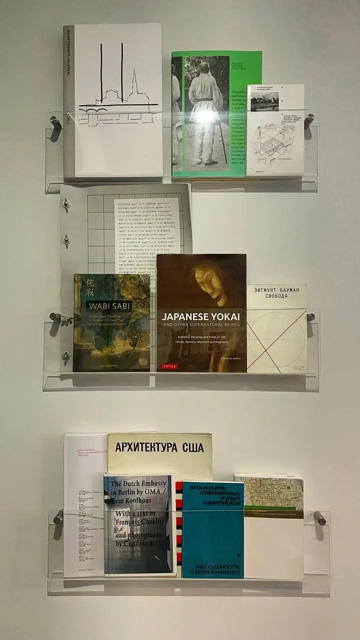 Смотрю на стену дома, впереди висят полки с важными для меня книгами и изданиями
Делюсь:
1. ГЭС-2 Энергия превращений - Александр Острагорский
2. Что такое искусство - Лев Толстой
3 | Сетка — социальная сеть от hh.ru