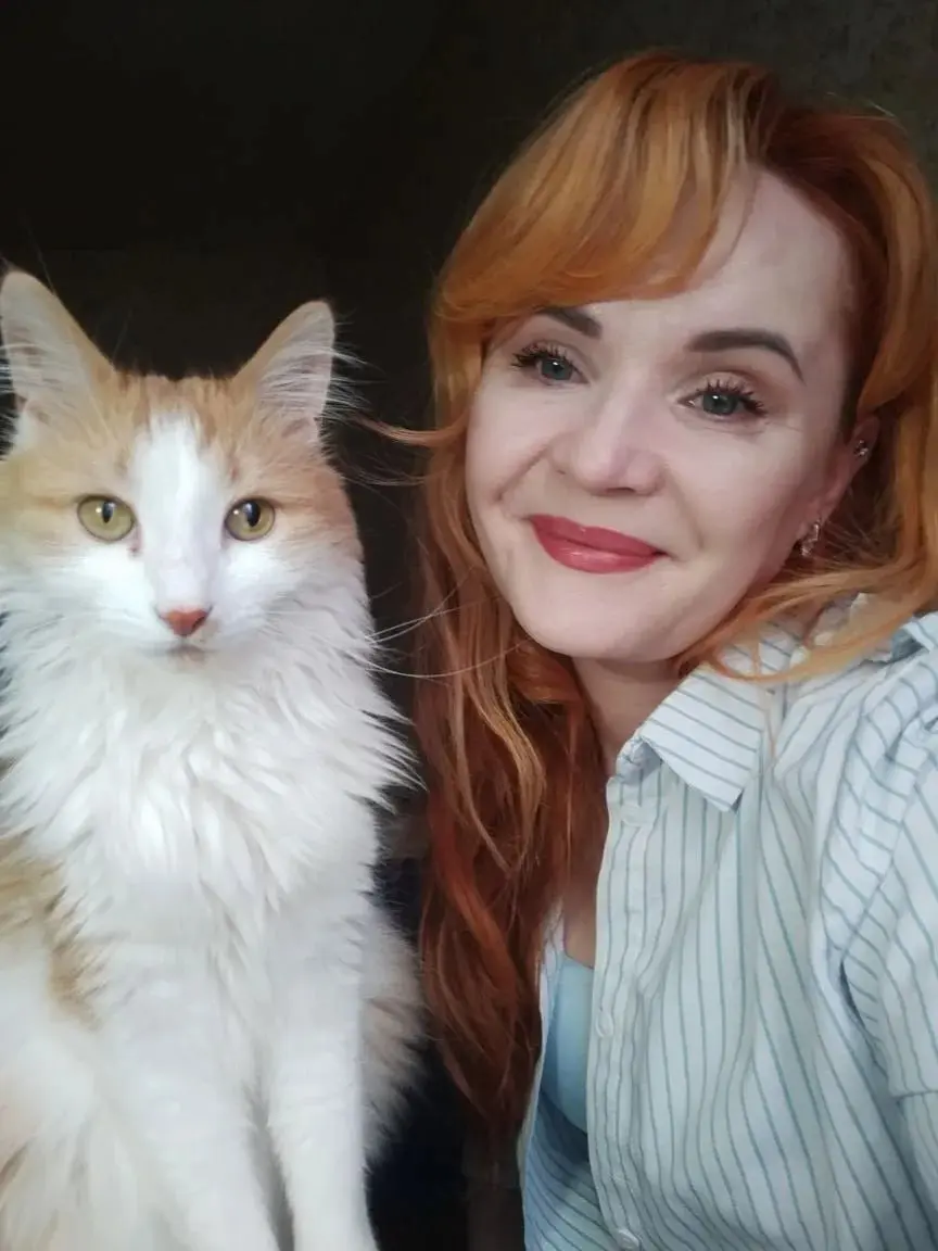 Так выглядит подготовка к эфиру😁
Мой со-ведущий))) Всегда поможет закрыть хвостом камеру в самый "нужный" момент, или демонстративно пройти перед ней виляя хвостом😅
#первоемая#миртрудмай#работа#мойкот... | Сетка — социальная сеть от hh.ru