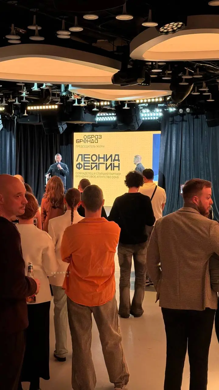 Была в воскресенье на церемонии награждения «Основы» (фестиваля брендинга от создателей «Среды»), была как член жюри. Встретилась с Вадимом Буньковым, Lookziner, Dotorg, «Дизайн прост» | Сетка — социальная сеть от hh.ru