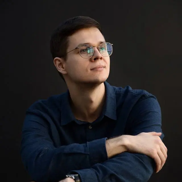 #СвоиЛюдиСвои люди: Константин Курц
Познакомились на одном из digital-мероприятий. Константин весёлый, позитивный, добрый и при этом очень честный и порядочный человек. Умеет круто доносить мысли | Сетка — социальная сеть от hh.ru