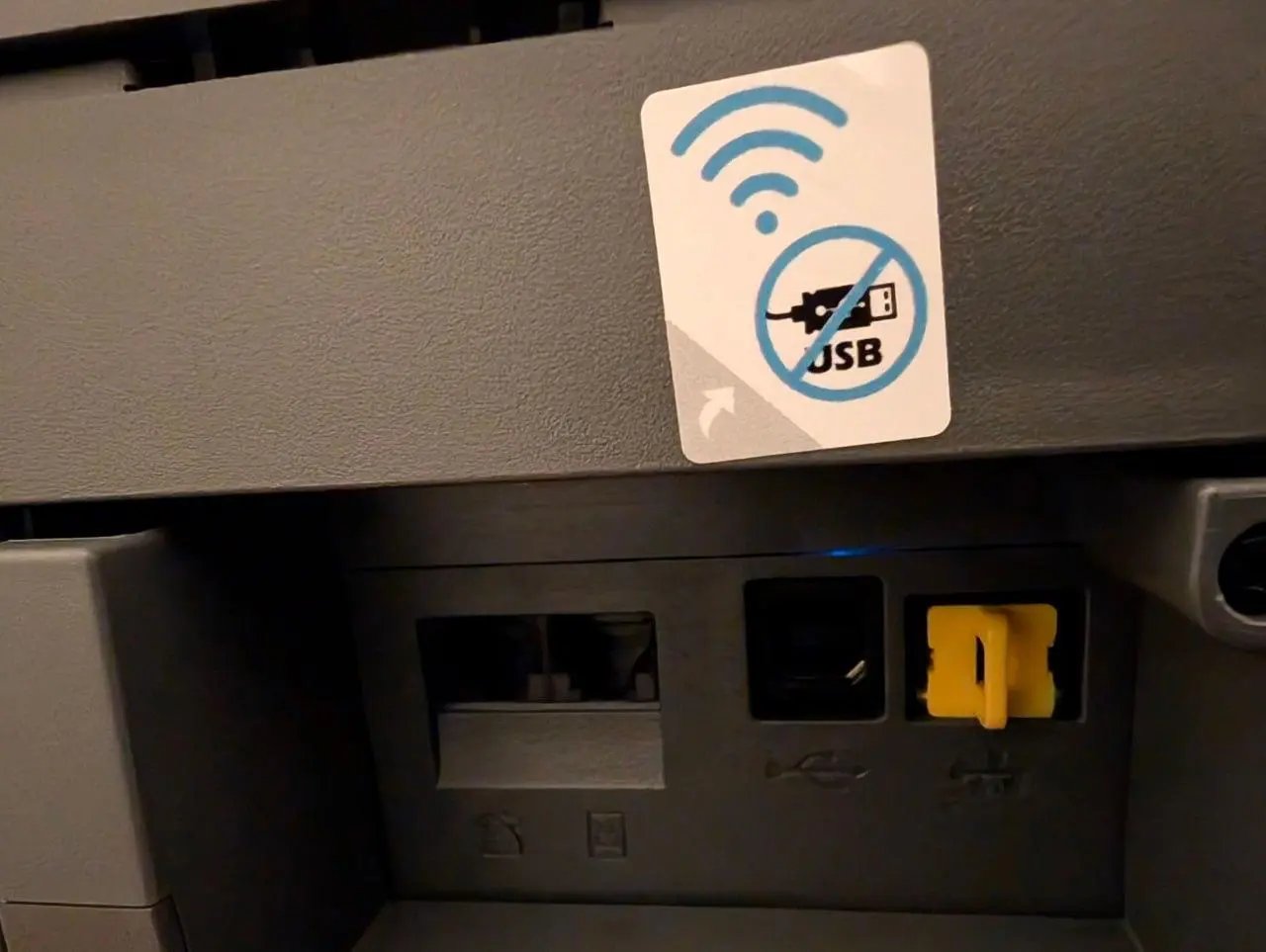 Дарк паттерны перетекают в физический мир: HP заклеивает USB-порты на своих бюджетных принтерах, чтобы пользователи думали, что единственный возможность подключиться к нему — по Wi-Fi 🗿
Это нужно для ... | Сетка — социальная сеть от hh.ru