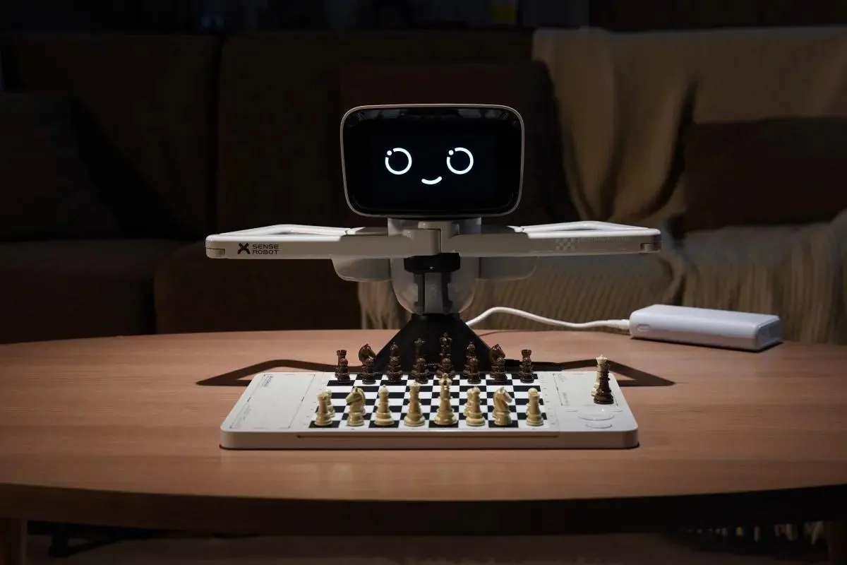 Появлися робот шахматист SenseRobot Chess Mini.
Это роботизированный шахматный тренер/наставник и игрок с искусственным интеллектом, в настоящее время на Kickstarter | Сетка — социальная сеть от hh.ru