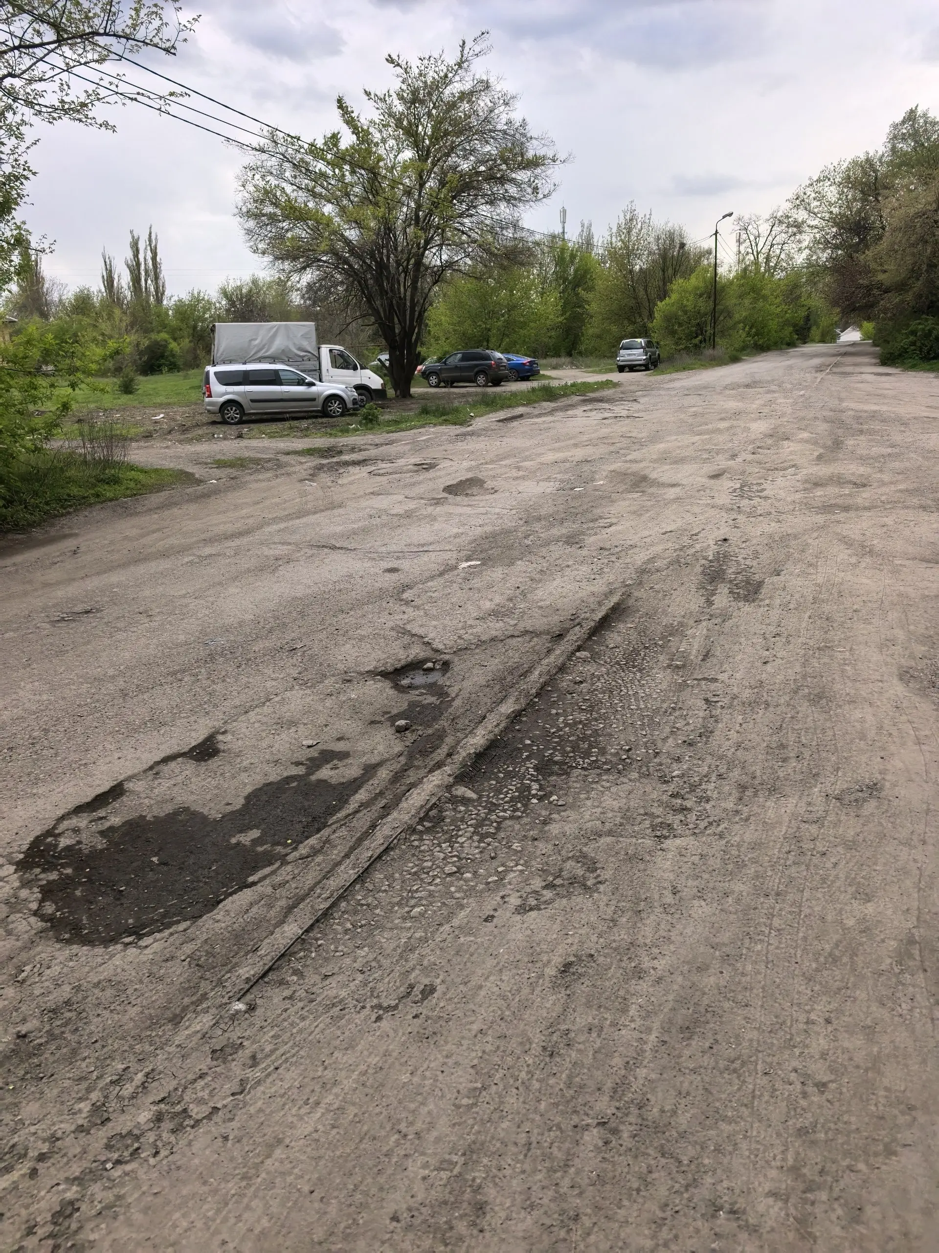 Путь с препятствиями по ул. Педагогическая, от Мирного рынка на Зелёном до ДК и дальше.
А в дождливую погоду там еще и образуется огромнейшая лужа.
Не возможно не ходить, не ездить | Сетка — социальная сеть от hh.ru
