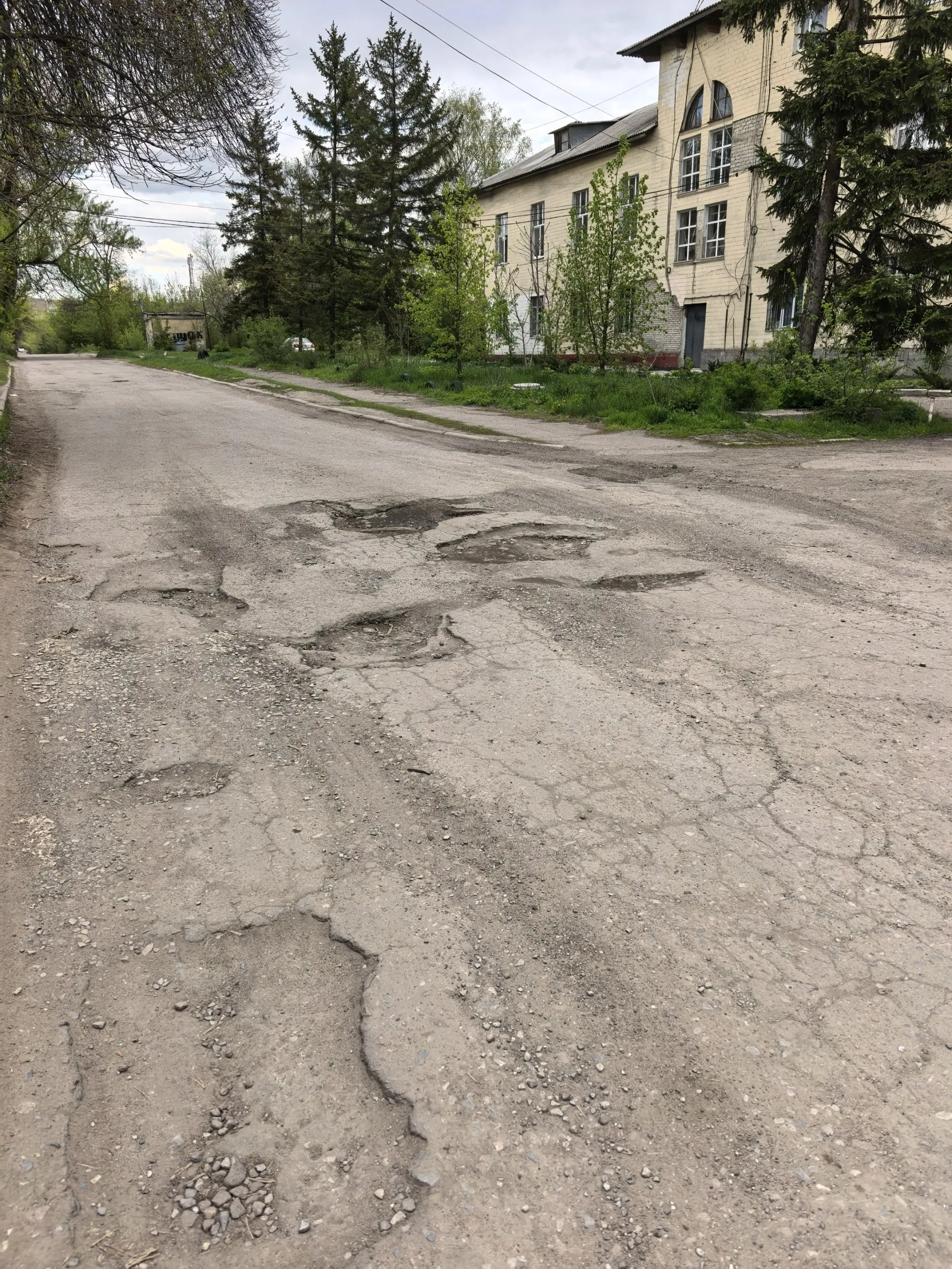 Путь с препятствиями по ул. Педагогическая, от Мирного рынка на Зелёном до ДК и дальше.
А в дождливую погоду там еще и образуется огромнейшая лужа.
Не возможно не ходить, не ездить | Сетка — социальная сеть от hh.ru