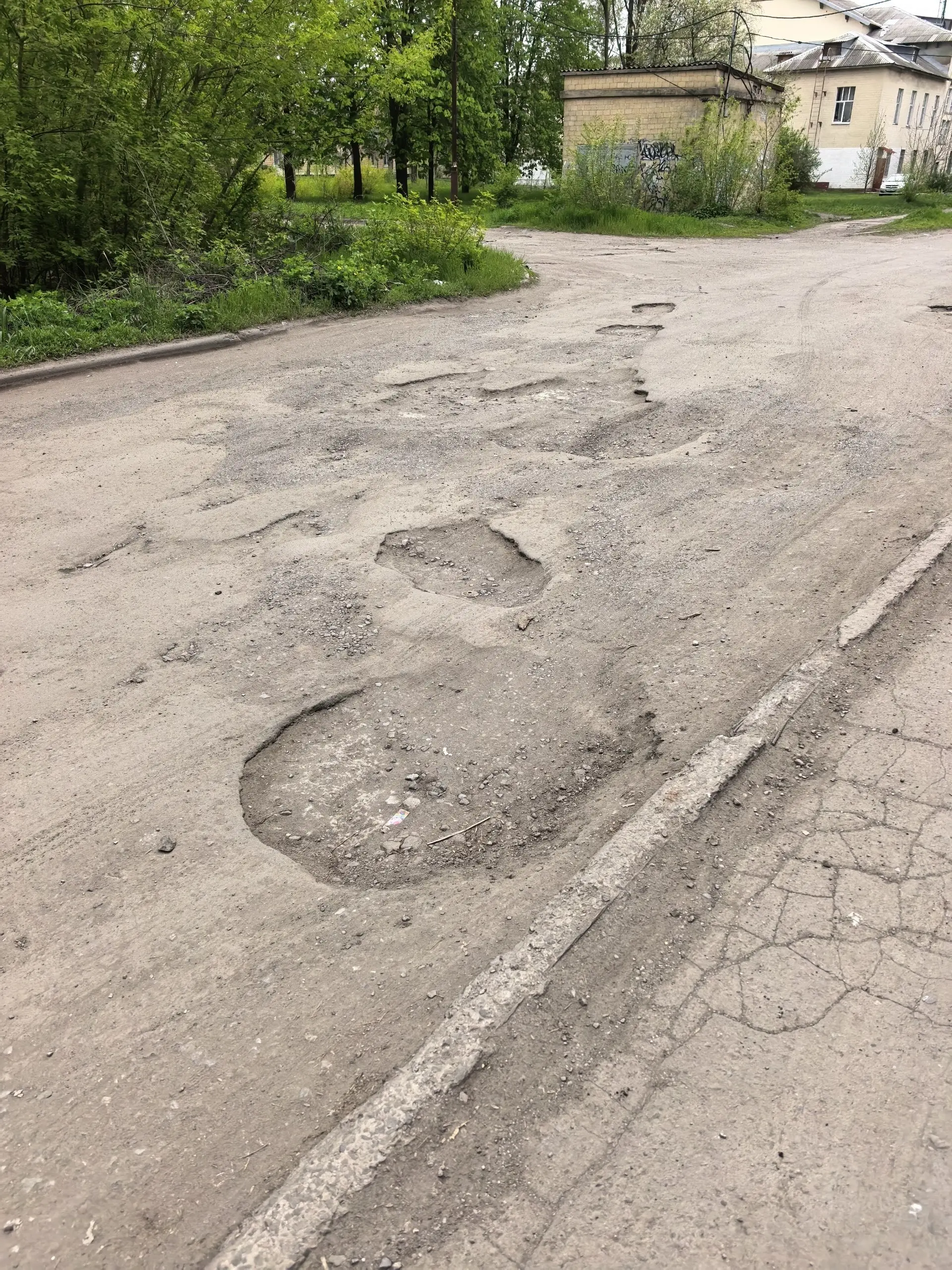 Путь с препятствиями по ул. Педагогическая, от Мирного рынка на Зелёном до ДК и дальше.
А в дождливую погоду там еще и образуется огромнейшая лужа.
Не возможно не ходить, не ездить | Сетка — социальная сеть от hh.ru