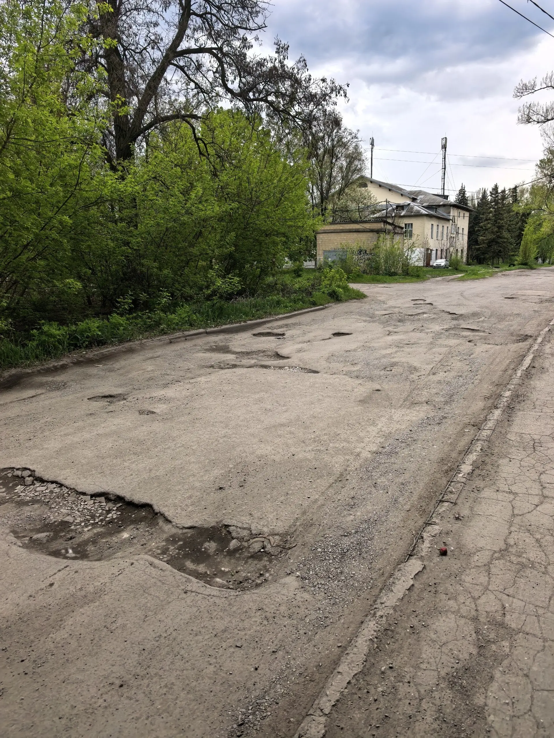 Путь с препятствиями по ул. Педагогическая, от Мирного рынка на Зелёном до ДК и дальше.
А в дождливую погоду там еще и образуется огромнейшая лужа.
Не возможно не ходить, не ездить | Сетка — социальная сеть от hh.ru