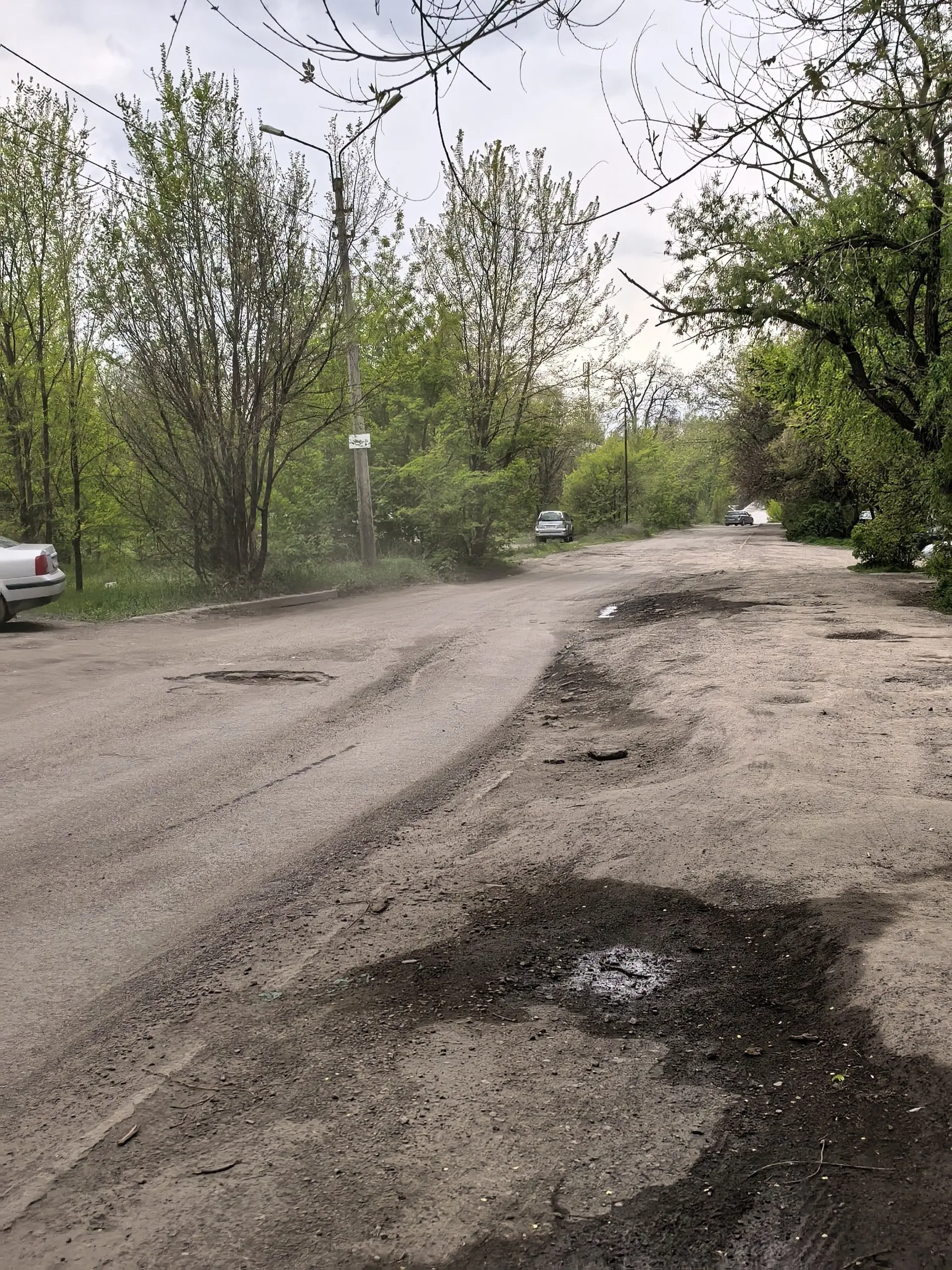 Путь с препятствиями по ул. Педагогическая, от Мирного рынка на Зелёном до ДК и дальше.
А в дождливую погоду там еще и образуется огромнейшая лужа.
Не возможно не ходить, не ездить | Сетка — социальная сеть от hh.ru