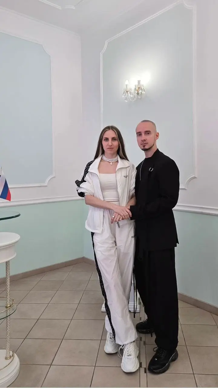 Сперва она согласовывает мои документы, а потом ее вписывают в мои документы.
Люблю тебя, теперь уже жена моя! | Сетка — социальная сеть от hh.ru