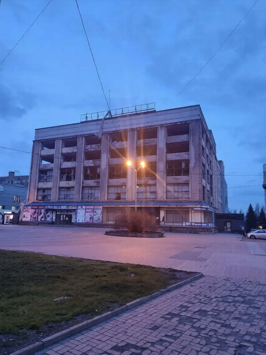 Самый центр Макеевки. Сгоревший универмаг портит вид всего города. Просто какой-то позор, метка тех времен, бандитизма и передела при Украине | Сетка — социальная сеть от hh.ru