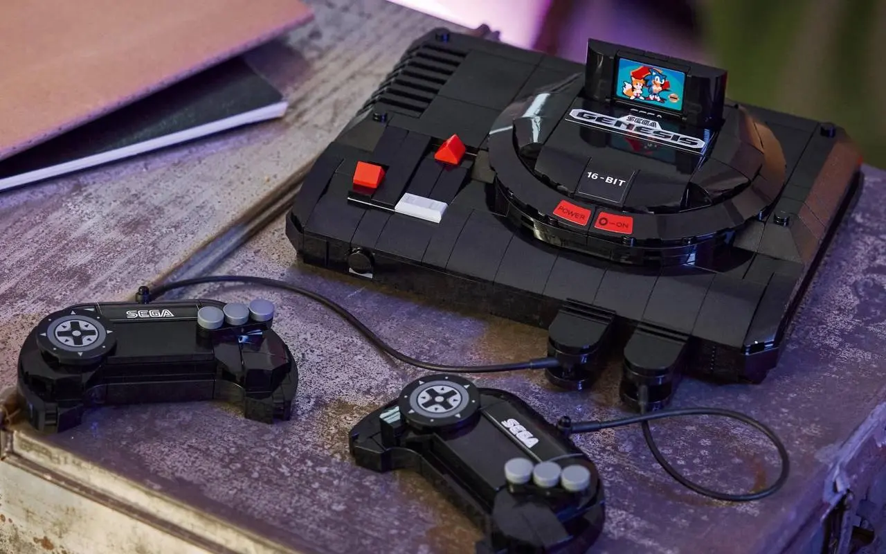 Lego и Sega анонсировали набор Sega Genesis / Mega Drive (код 40926). Дата выхода: 1 июня 2026 года. Цена: $40).
Деталей: 479 шт. В комплекте: два проводных контроллера и картридж с Соником | Сетка — социальная сеть от hh.ru
