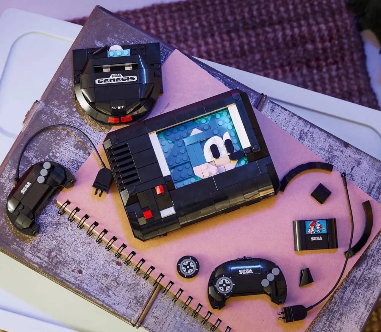 Lego и Sega анонсировали набор Sega Genesis / Mega Drive (код 40926). Дата выхода: 1 июня 2026 года. Цена: $40).
Деталей: 479 шт. В комплекте: два проводных контроллера и картридж с Соником | Сетка — социальная сеть от hh.ru