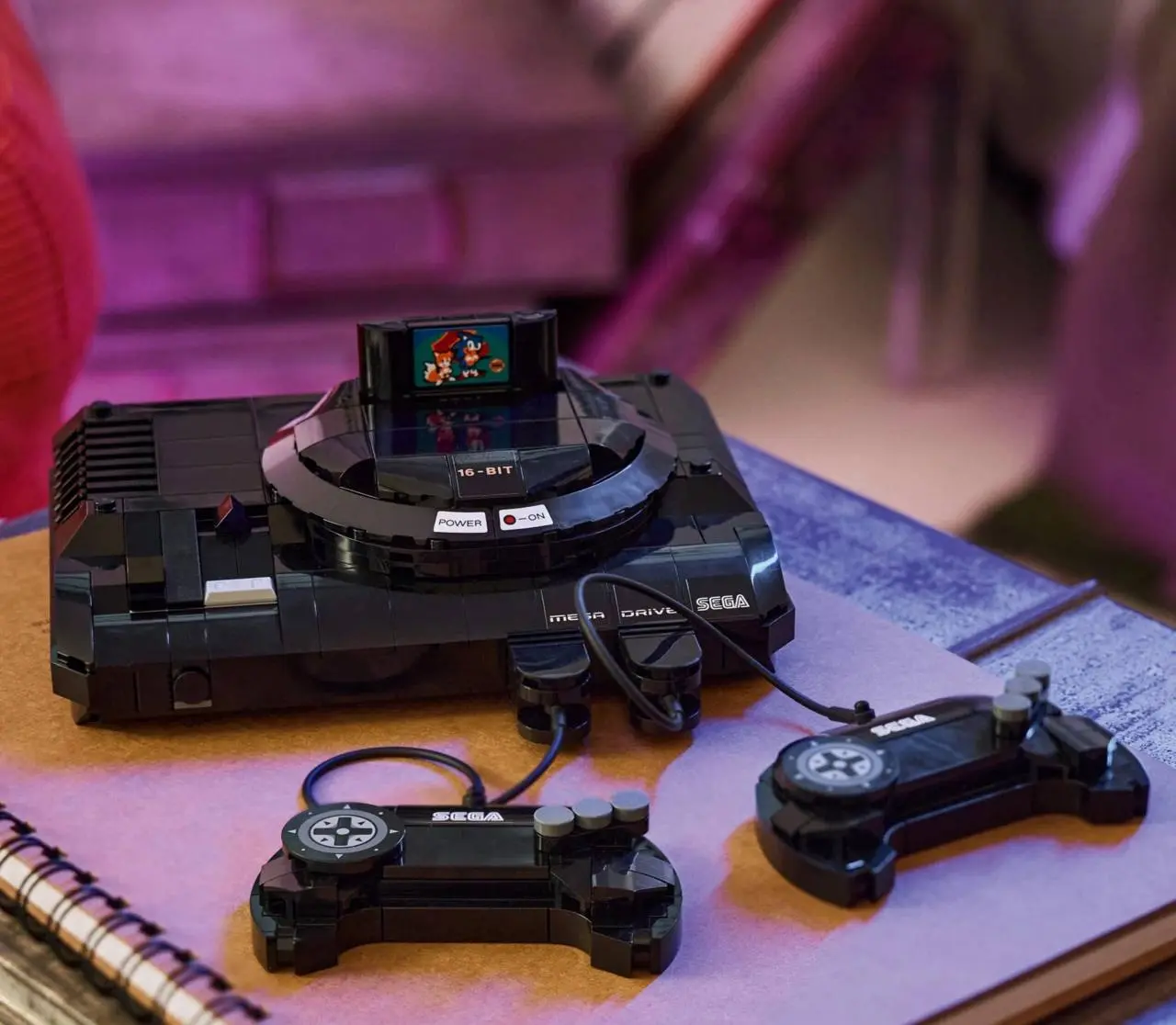 Lego и Sega анонсировали набор Sega Genesis / Mega Drive (код 40926). Дата выхода: 1 июня 2026 года. Цена: $40).
Деталей: 479 шт. В комплекте: два проводных контроллера и картридж с Соником | Сетка — социальная сеть от hh.ru