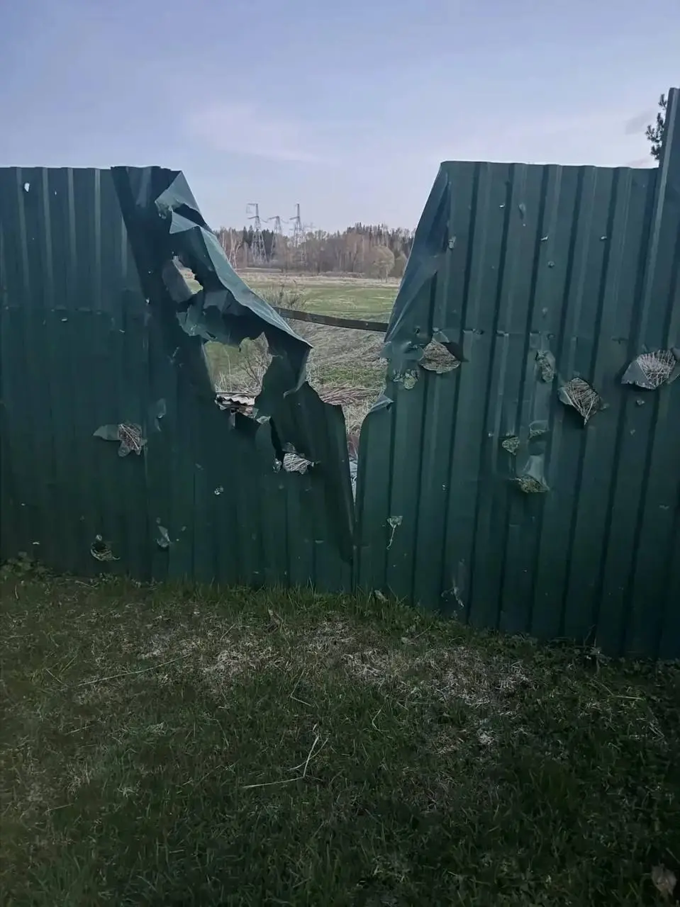 77-летний мужчина погиб в деревне Чернево Волоколамского округа после атаки украинских дронов в Подмосковье, сообщил Воробьев. | Сетка — социальная сеть от hh.ru