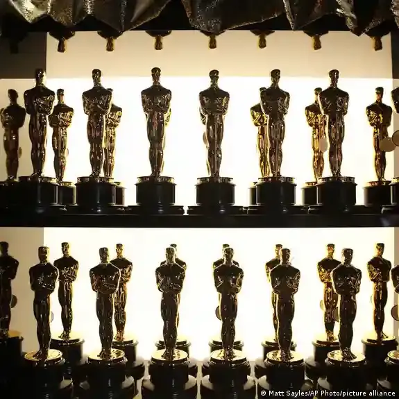 Новые правила Оскарa - Без актеров ИИ, только сценарии, написанные людьми:
Американская академия киноискусства и наук объявила о новых правилах, которые явно запрещают использование актеров, созданных... | Сетка — социальная сеть от hh.ru