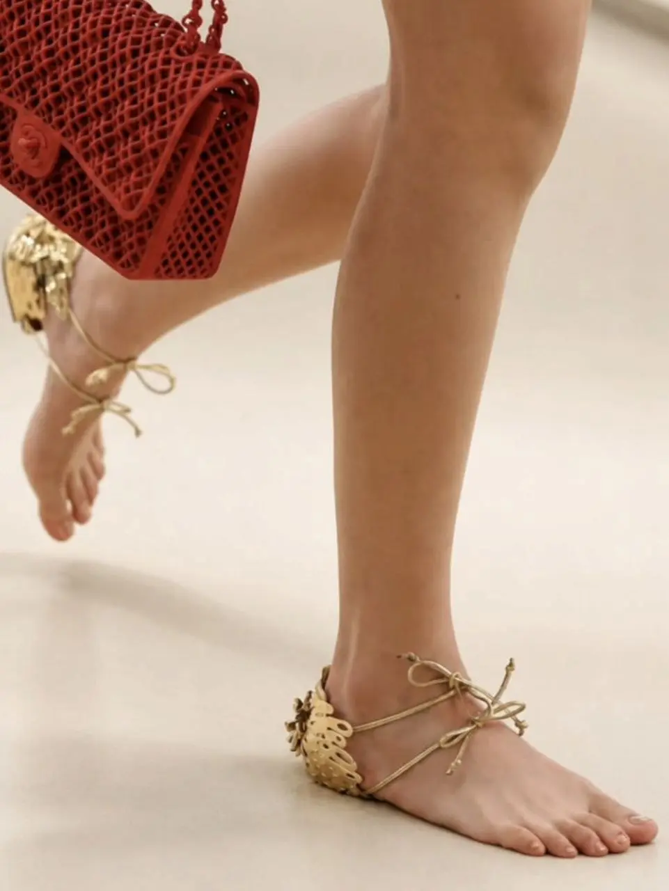 Chanel Cruise 2026: Обувь, которой нет
#моднобл
Художественный директор Матье Блази снова раздвинул границы возможного, представив на подиуме максимально минималистичные сандалии | Сетка — социальная сеть от hh.ru
