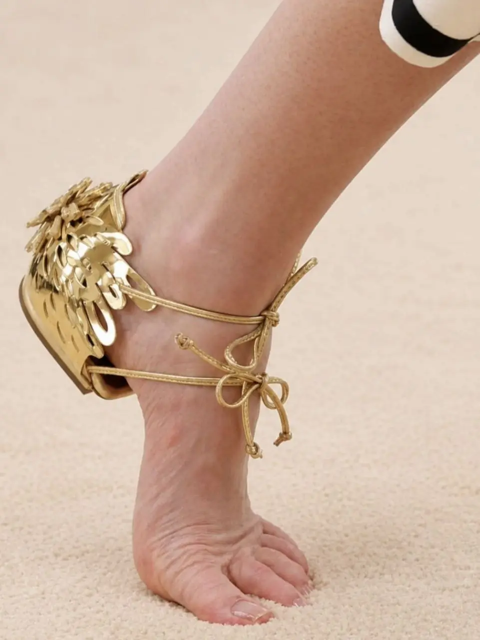 Chanel Cruise 2026: Обувь, которой нет
#моднобл
Художественный директор Матье Блази снова раздвинул границы возможного, представив на подиуме максимально минималистичные сандалии | Сетка — социальная сеть от hh.ru
