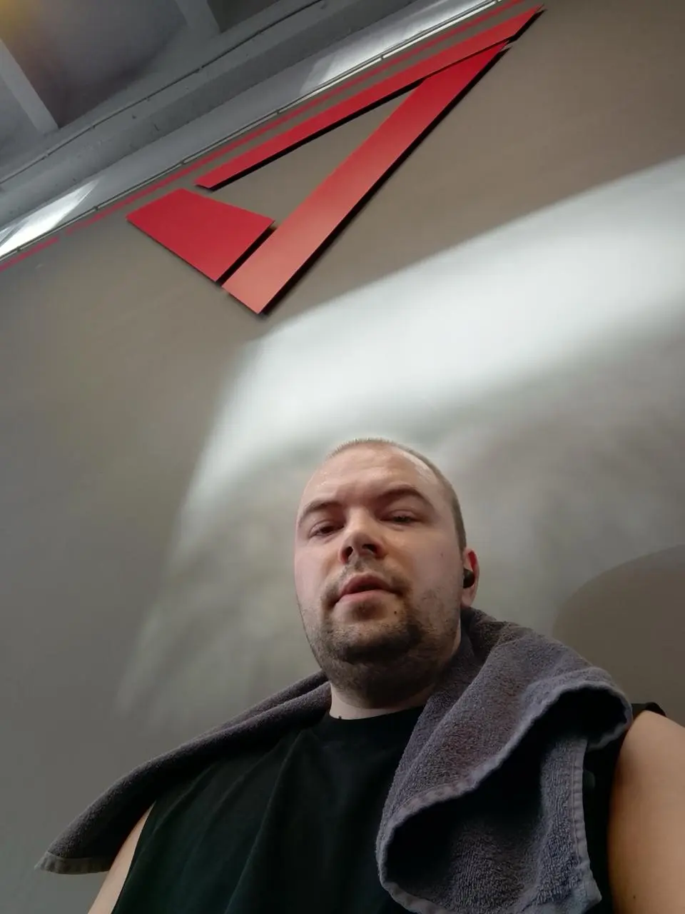 #Я не стою в пробках. Я их объезжаю
Вообще попробовал я сегодня сходить на тренировку на велике.
Я устал уже, пока его вытаскивал на улицу, а там ещё ехать надо 24 минуты ))
Вообще опыт такой:
1 | Сетка — социальная сеть от hh.ru