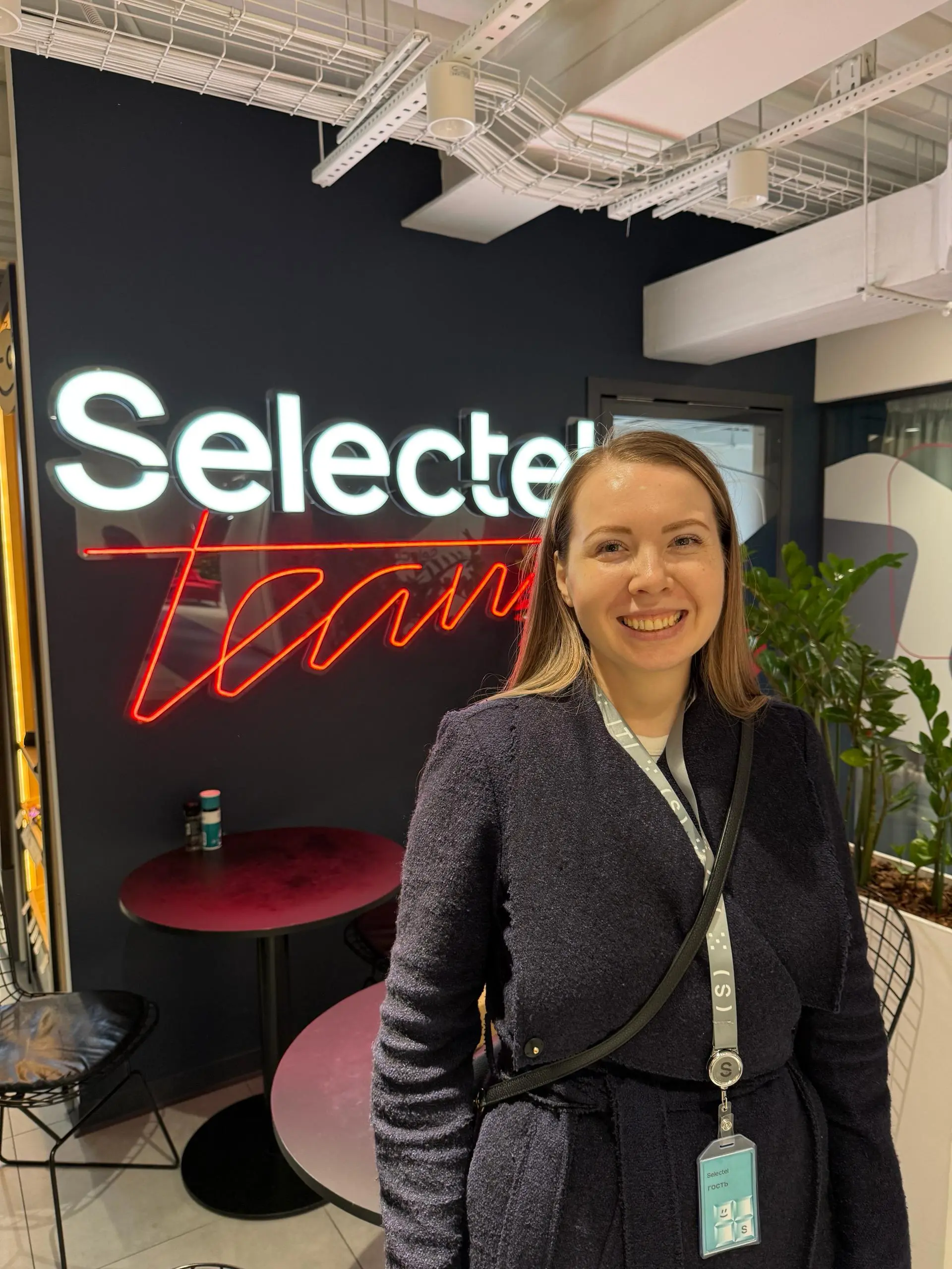 На днях я попала на экскурсию в московский ЦОД компании Selectel, и мне очень понравилось!
Группа была небольшая (человек 10-12), и мы поделились на две | Сетка — социальная сеть от hh.ru