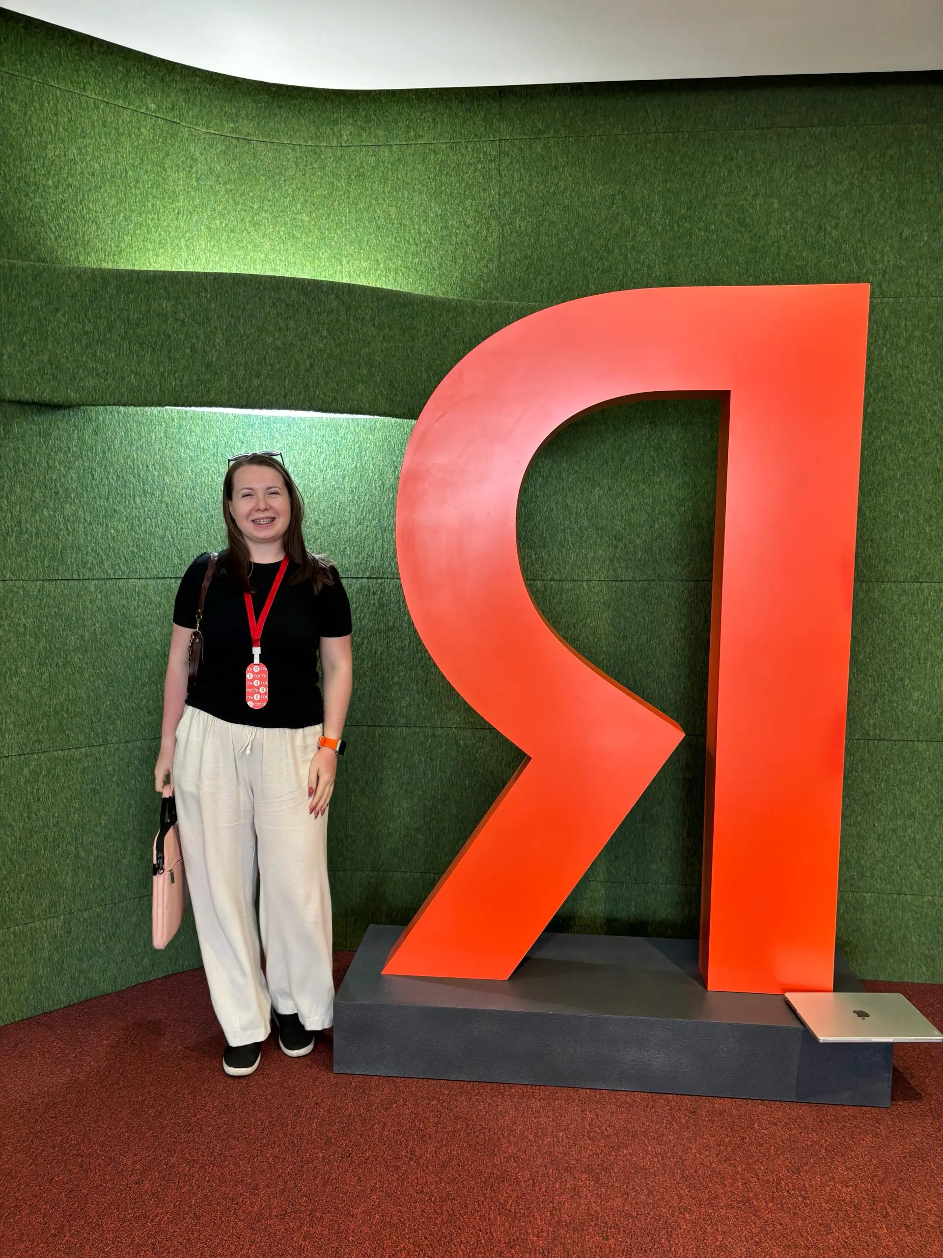 На днях я попала на экскурсию в московский ЦОД компании Selectel, и мне очень понравилось!
Группа была небольшая (человек 10-12), и мы поделились на две | Сетка — социальная сеть от hh.ru