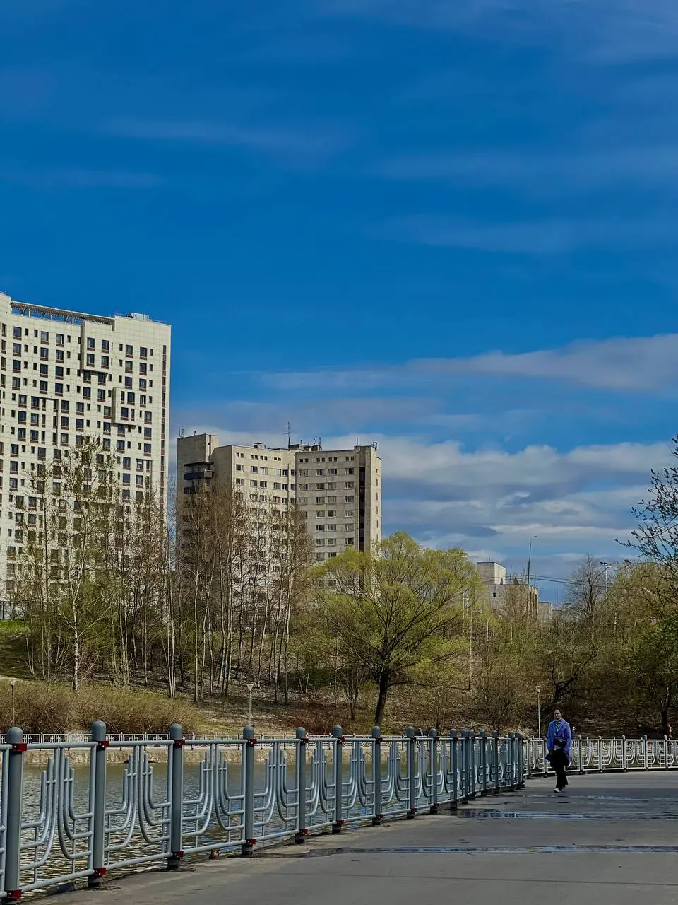 в Москве сооооолнышко, а это значит, что пора выходить дышать воздухом
📖 подумала я, взяла термос и пошла в свой любимый парк читать книжку
птички поют, утки орут, бегуны бегают, мужчины рыбачат, дети... | Сетка — социальная сеть от hh.ru