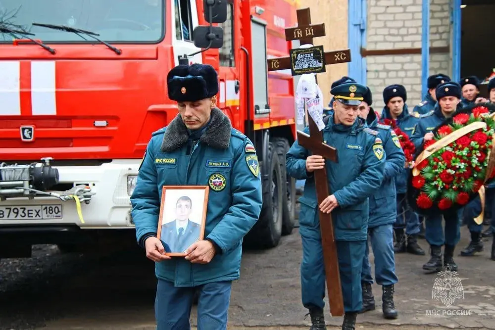 🕯 В Ясиноватой прошли похороны погибшего командира отделения МЧС Вадима Алёхина | Сетка — социальная сеть от hh.ru