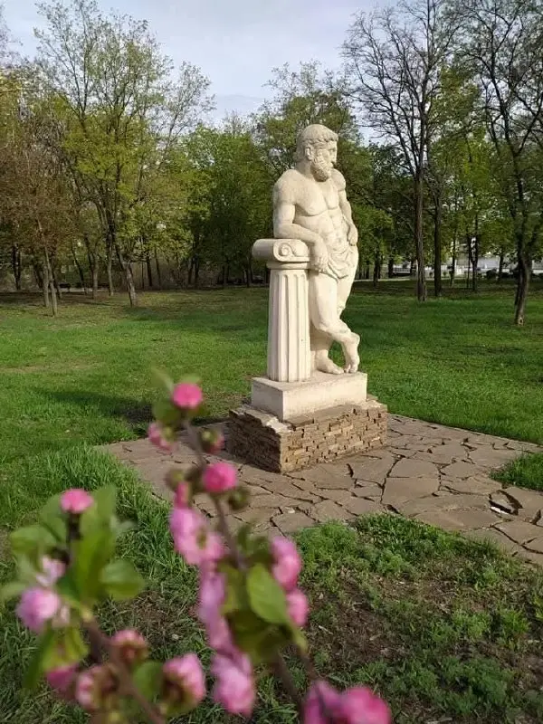 Добрый вечер!
Завтра в Донецке на 1℃ теплее
Прогнозируется от +4℃ до +17℃
🌥 Облачно с прояснениями
• 00:00: 🌙️ +5℃ 🌀 35 ☂️ 2%
• 03:00: 🌙️ +5℃ 🌀 37 ☂️ 2%
• 06:00: ☀️️ +4℃ 🌀 46 ☂️ 2%
• 09:00: ☀️️ +12℃ 🌀... | Сетка — социальная сеть от hh.ru