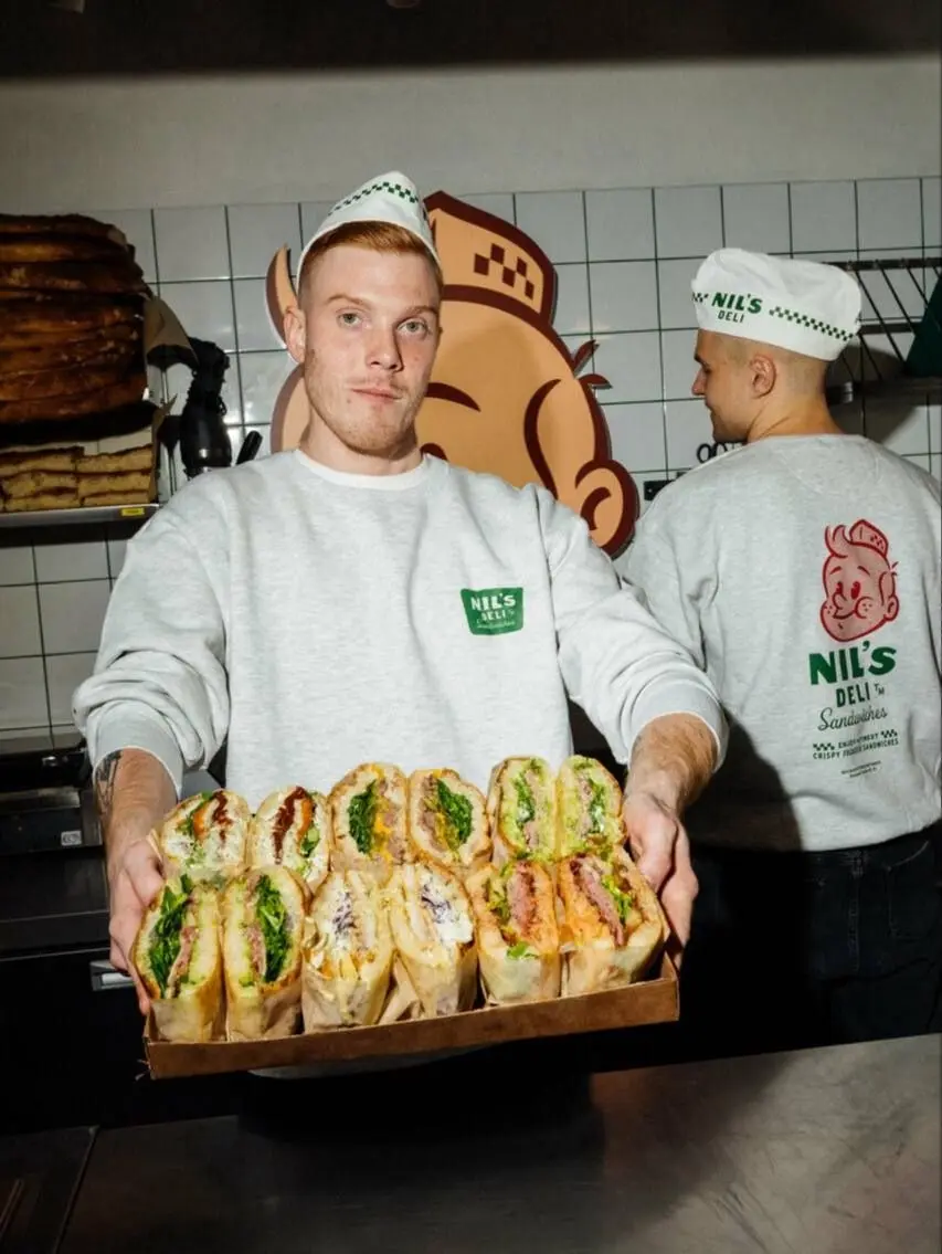 Сэндвичная, ради которой едут на Петроградку
Nil's Deli легко пропустить, если не знать, куда идти. Маленькое пространство на Петроградке, несколько столов и почти всегда люди внутри | Сетка — социальная сеть от hh.ru