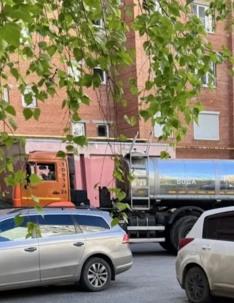 В Киевском районе Донецка водовоз так старался доставить воду, что снёс палисадник
Жители дома на Батищева, 9, требуют, чтобы организация, которая владеет водовозом, восстановила то, что повреждено. | Сетка — социальная сеть от hh.ru