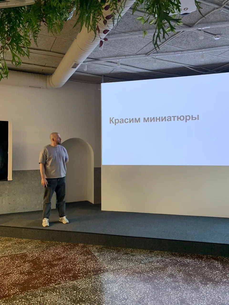 На три часа пропали из чатов
Так прошёл вечер прошлого четверга у #directumpeople. Ребята организовали мастер-класс по покраске миниатюр: собрались, разложили фигурки, кисти, палитры | Сетка — социальная сеть от hh.ru
