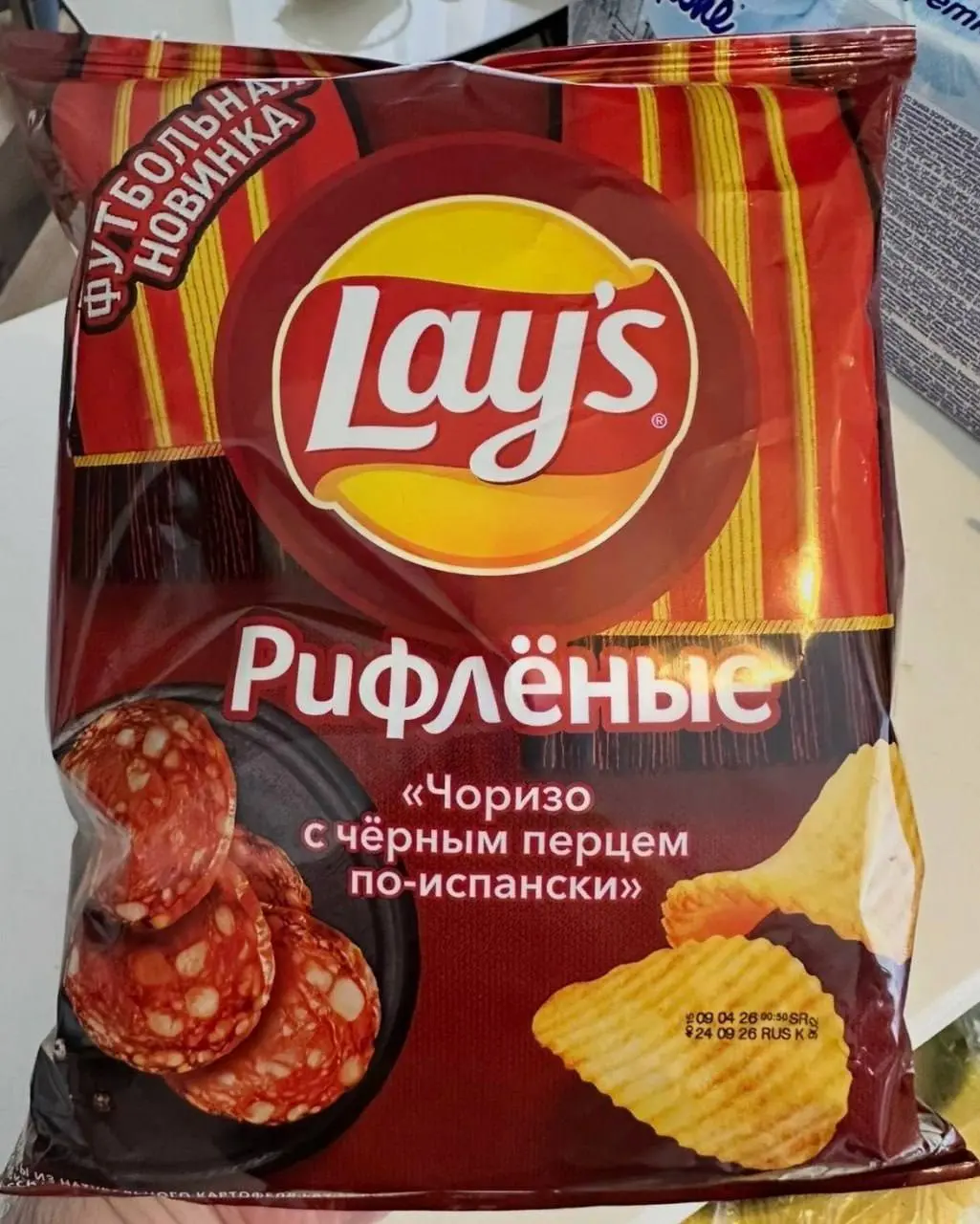 Новый Lay’s со вкусом колбасок чоризо с черным перцем по-испански завезли в Перекрёсток. Стоит дроп из футбольной линейки 167 рублей. Судя по отзывам, вкус у чипсов насыщенный с приятной остротой | Сетка — социальная сеть от hh.ru