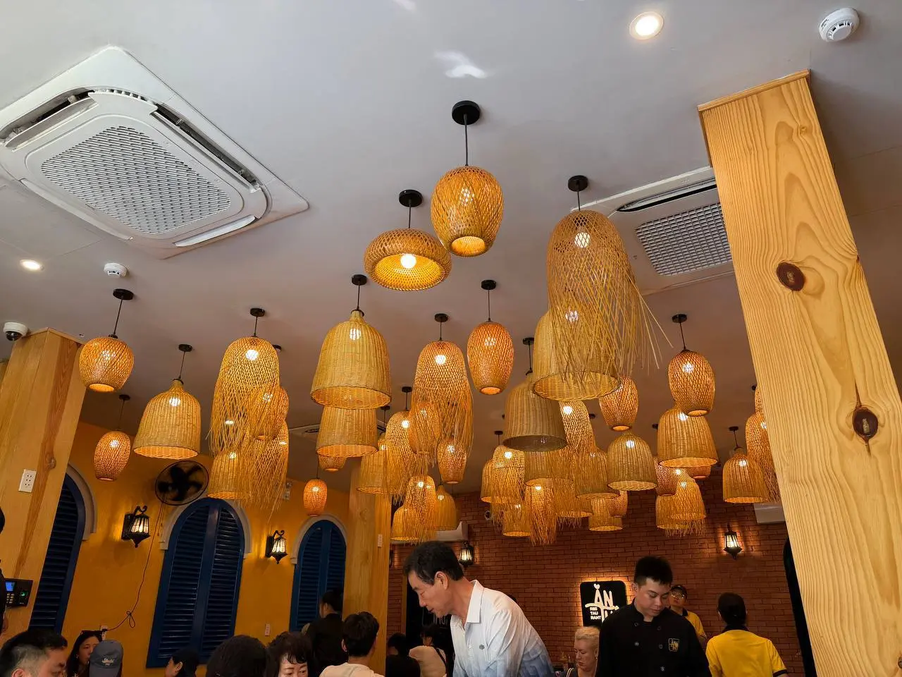 🇻🇳 Во Вьетнаме мы ходили в ресторан упомянутый в гайде Мишлен!
📍Ăn Thôi - 안토이 2 — Нячанг
Рейтинг 5 из 3765 отзывов 😱 на гугловских картах
К самому An Thoi в Нячанге Michelin пока не пишет официальный ... | Сетка — социальная сеть от hh.ru