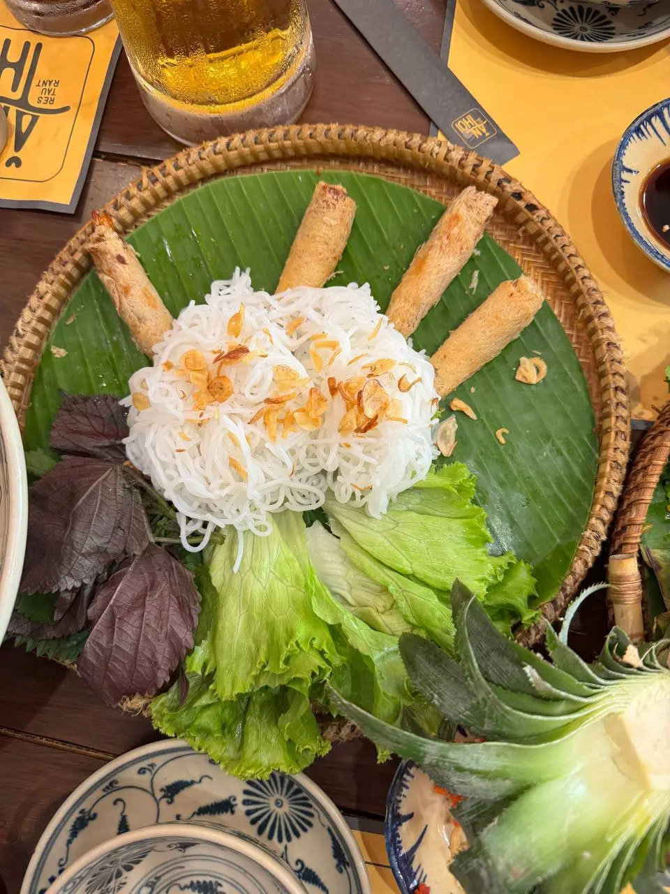 🇻🇳 Во Вьетнаме мы ходили в ресторан упомянутый в гайде Мишлен!
📍Ăn Thôi - 안토이 2 — Нячанг
Рейтинг 5 из 3765 отзывов 😱 на гугловских картах
К самому An Thoi в Нячанге Michelin пока не пишет официальный ... | Сетка — социальная сеть от hh.ru