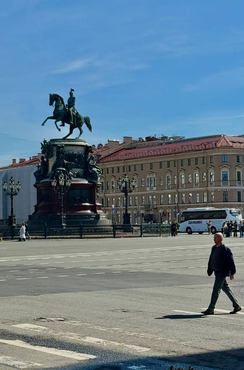 Петербург. Май. Грусть.
Я люблю его таким, облупившимся, величественным и немного больным | Сетка — социальная сеть от hh.ru