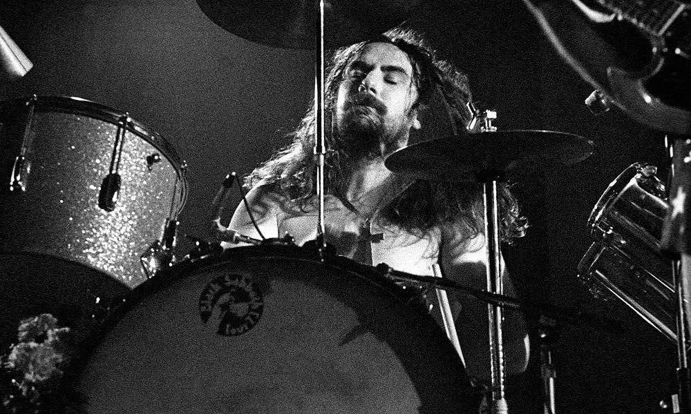 5 мая 1948 года родился Билл Уорд, автор песен и легендарный барабанщик Black Sabbath
По версии журнала Rolling Stone, он занимает 42 место в списке «100 величайших барабанщиков всех времён» | Сетка — социальная сеть от hh.ru