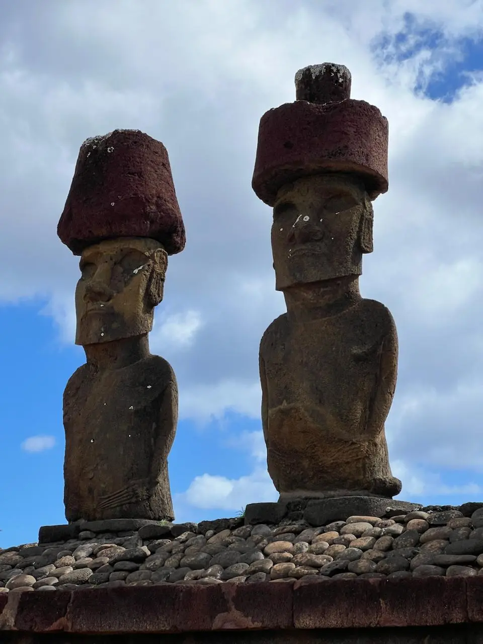 Давайте расскажу вам про 🗿
1. Эти штуки называются моаи. На рапануйском языке это, внезапно, статуя.
2. Это не каменные головы. Это каменные челы без ног. У них есть плечи, руки, животы и даже ягодицы | Сетка — социальная сеть от hh.ru