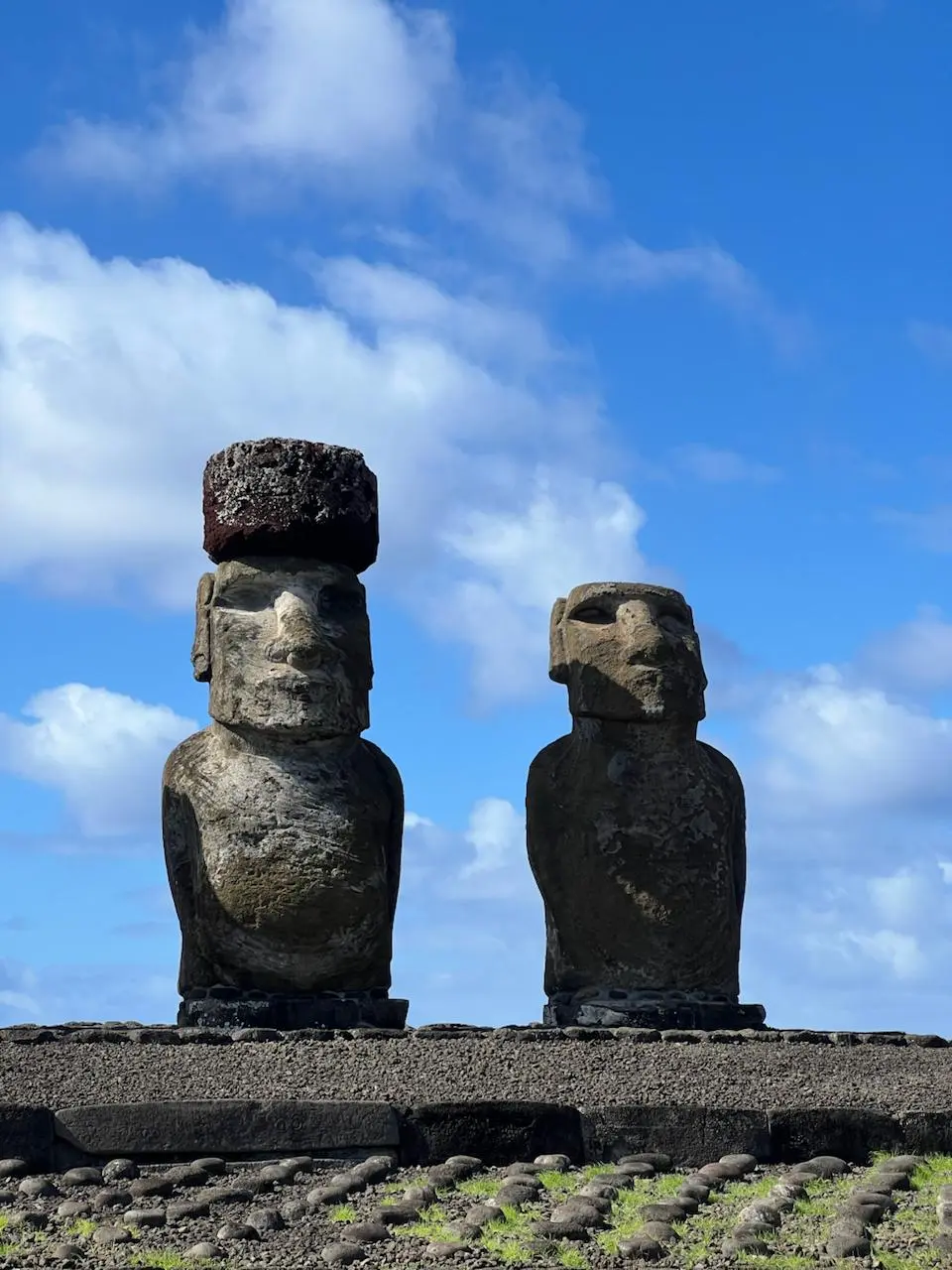 Давайте расскажу вам про 🗿
1. Эти штуки называются моаи. На рапануйском языке это, внезапно, статуя.
2. Это не каменные головы. Это каменные челы без ног. У них есть плечи, руки, животы и даже ягодицы | Сетка — социальная сеть от hh.ru