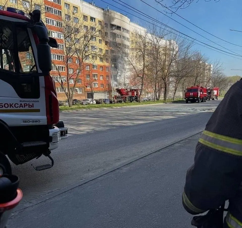 Дрон врезался в жилой дом в Чебоксарах.
Беспилотник попал в квартиру на 6-м этаже — выбило стёкла, жильцов экстренно эвакуируют.
По предварительным данным, повреждены как минимум 8 квартир | Сетка — социальная сеть от hh.ru