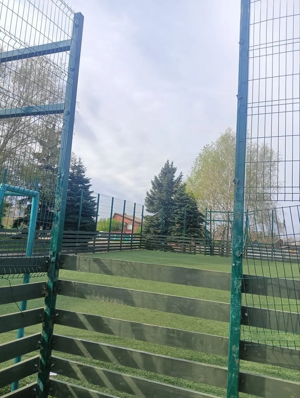 Качество спортивной площадки:
Там качество - паутина))) какой мяч такое выдержит.....
Для отвода глаз поставили... Теперь заколотили деревяшками... | Сетка — социальная сеть от hh.ru