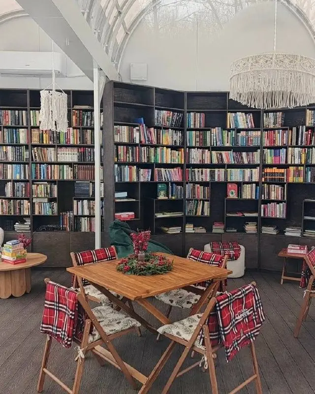 📚 Уютные лесные библиотеки, где можно отдохнуть в тёплый день
Здесь можно посидеть с книгой, поработать с ноутбуком или провести время в тишине | Сетка — социальная сеть от hh.ru