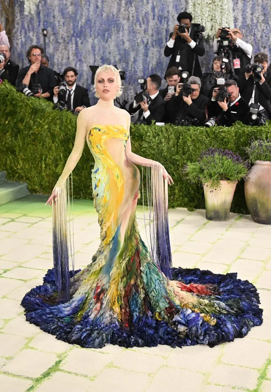 В Нью-Йорке прошёл очередной Met Gala. В этом году темой стала «Мода — это искусство» | Сетка — социальная сеть от hh.ru