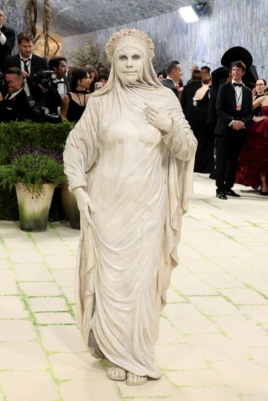 В Нью-Йорке прошёл очередной Met Gala. В этом году темой стала «Мода — это искусство» | Сетка — социальная сеть от hh.ru