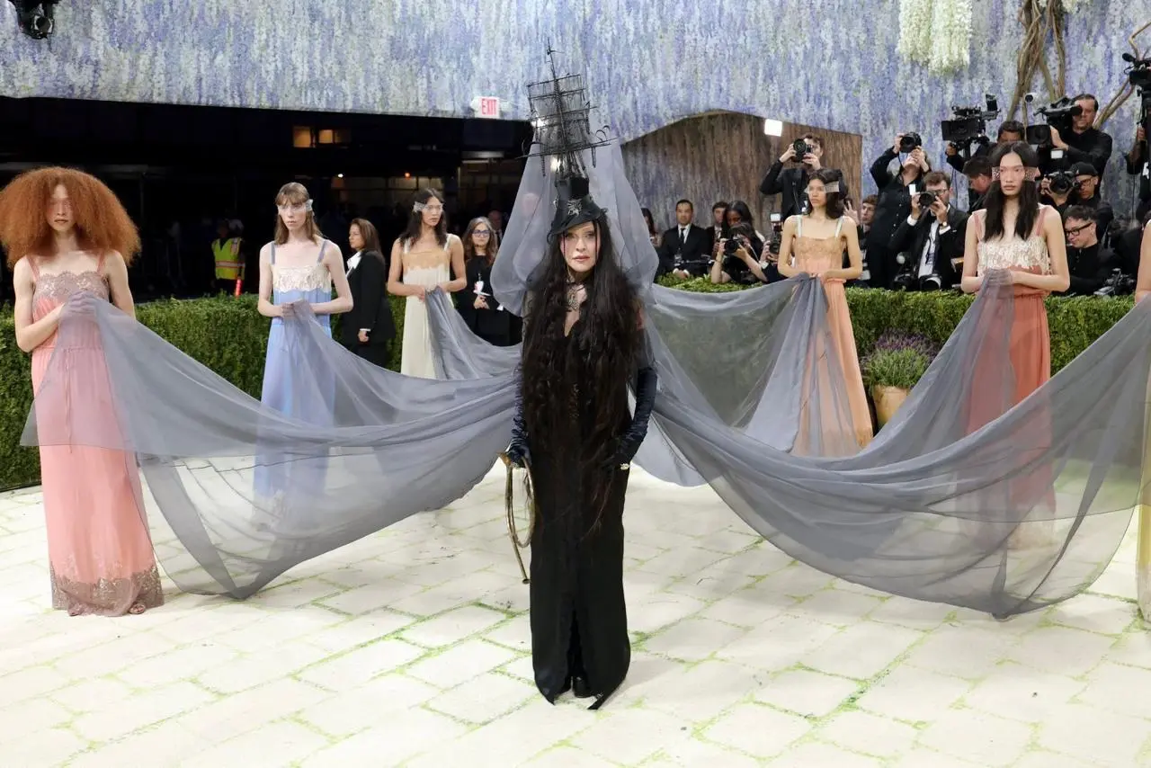 В Нью-Йорке прошёл очередной Met Gala. В этом году темой стала «Мода — это искусство» | Сетка — социальная сеть от hh.ru