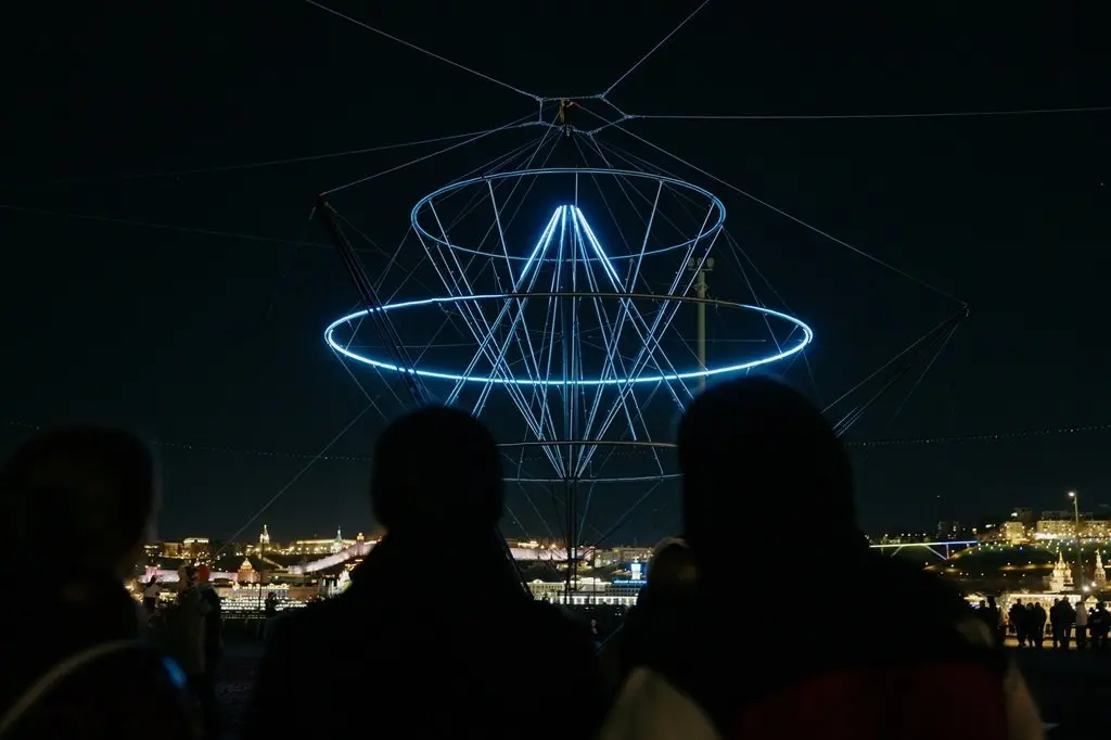 Фестиваль INTERVALS 2026 превратил Нижний Новгород в площадку медиаискусства.
С 23 по 26 апреля в Нижнем Новгороде прошёл IX международный фестиваль медиаискусства INTERVALS | Сетка — социальная сеть от hh.ru