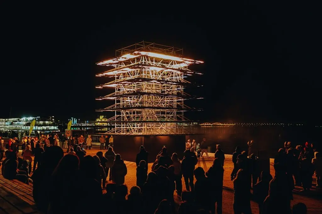 Фестиваль INTERVALS 2026 превратил Нижний Новгород в площадку медиаискусства.
С 23 по 26 апреля в Нижнем Новгороде прошёл IX международный фестиваль медиаискусства INTERVALS | Сетка — социальная сеть от hh.ru