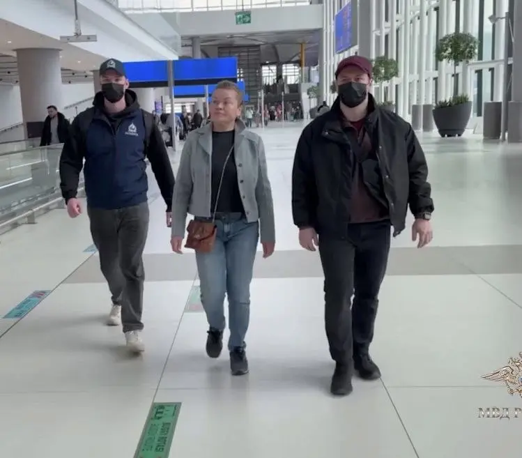 Правоохранители передали соосновательницу финансовой пирамиды «Финико» из Турции в Россию, где ее обвиняют в мошенничестве на сумму свыше 1 млрд рублей, сообщили в МВД | Сетка — социальная сеть от hh.ru