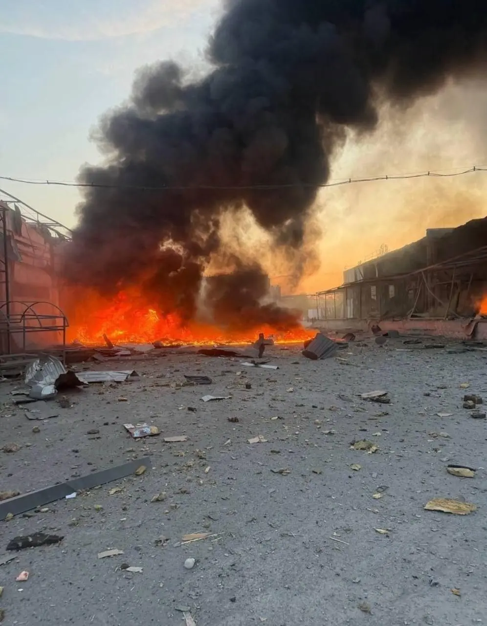 Склад сети VARUS в Днепропетровске получил повреждения в результате удара, произошедшего накануне, — СМИ
В компании сообщили о погибших сотрудниках. | Сетка — социальная сеть от hh.ru