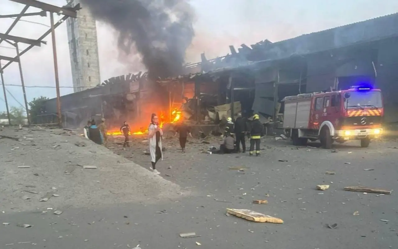 Склад сети VARUS в Днепропетровске получил повреждения в результате удара, произошедшего накануне, — СМИ
В компании сообщили о погибших сотрудниках. | Сетка — социальная сеть от hh.ru