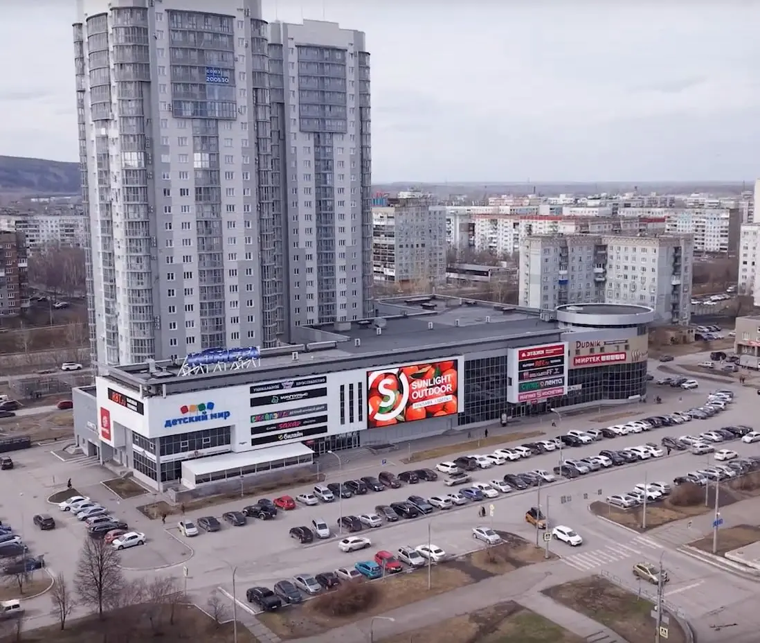 Sunlight Outdoor запустил медиафасад в Новокузнецке
Sunlight Outdoor сообщил о запуске нового медиафасада в Новокузнецке. Площадь экрана — 184 кв. м, размещение — на здании ТЦ «Комета» по адресу: ул | Сетка — социальная сеть от hh.ru