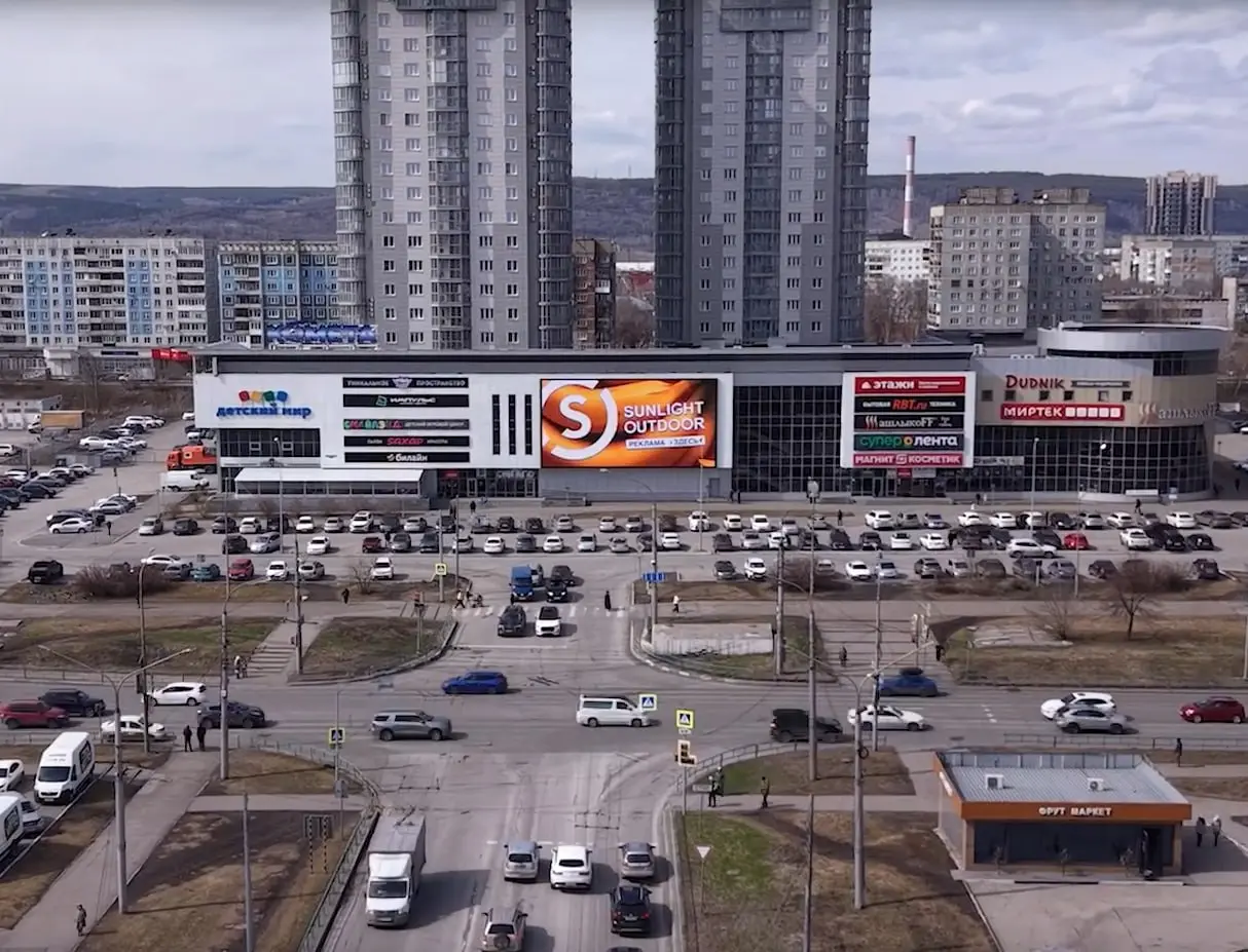 Sunlight Outdoor запустил медиафасад в Новокузнецке
Sunlight Outdoor сообщил о запуске нового медиафасада в Новокузнецке. Площадь экрана — 184 кв. м, размещение — на здании ТЦ «Комета» по адресу: ул | Сетка — социальная сеть от hh.ru