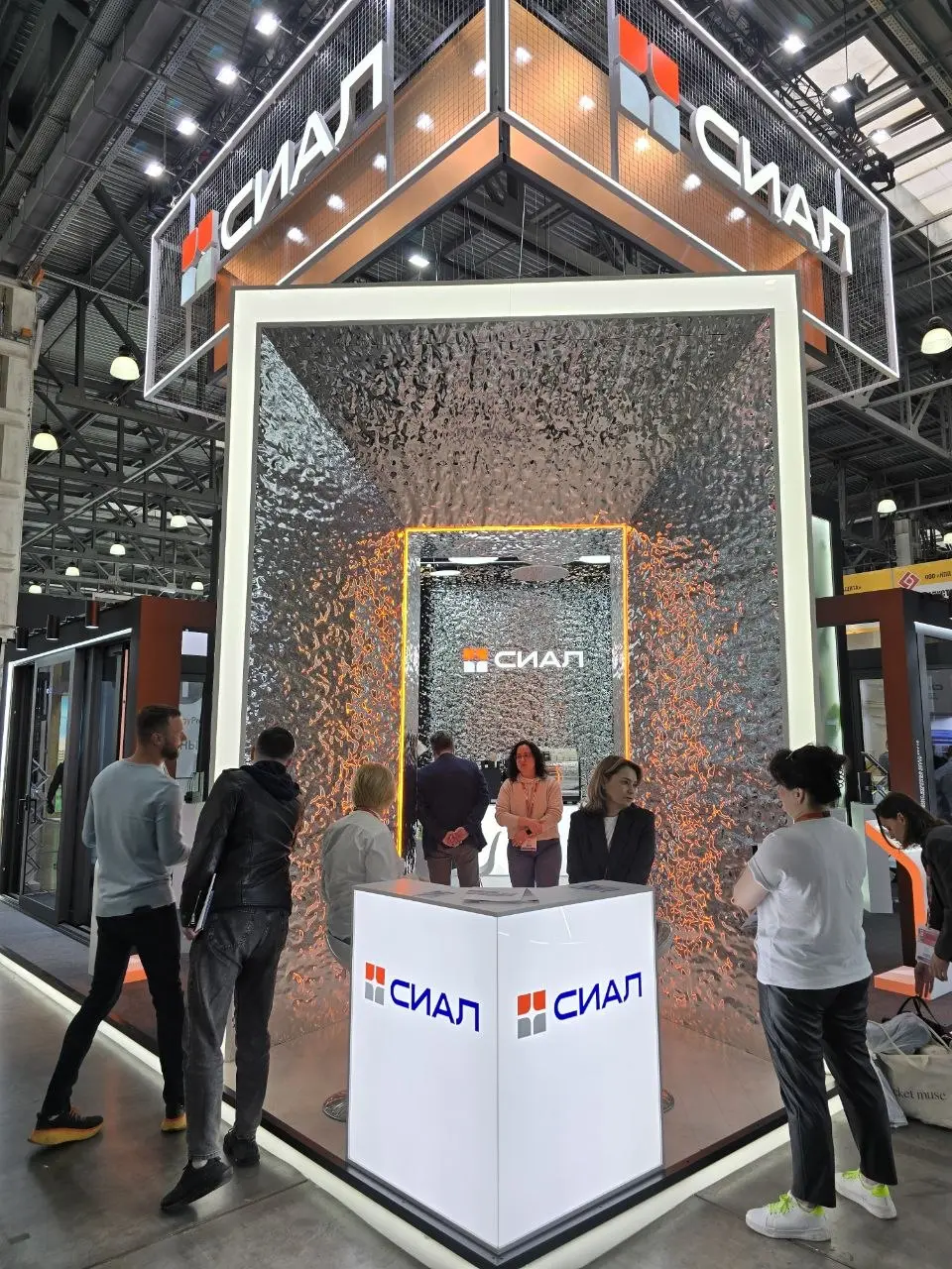 Выставка mosbuild обязательна к посещению каждому, кто работает в сфере архитектурного проектирования и строительства, потому что если даже не каждый год появляются новые материалы, то новые решения м... | Сетка — социальная сеть от hh.ru